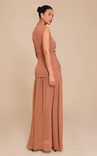 Mocha Robe Longue Sans Manches En Mousseline Froncée À Taille Basse | Taille 34 - PrettyLittleThing - Modalova