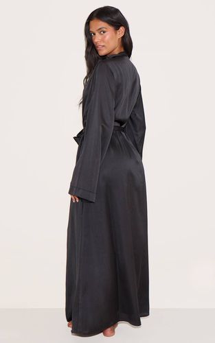 Black Robe De Nuit Maxi En Satin | Taille XS - PrettyLittleThing - Modalova