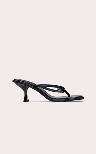 Black Mules À Talon Moyen En Synthétiquecuir Avec Bride Entre-orteils Carrée Et Détails Dorés | Taille 36 - PrettyLittleThing - Modalova