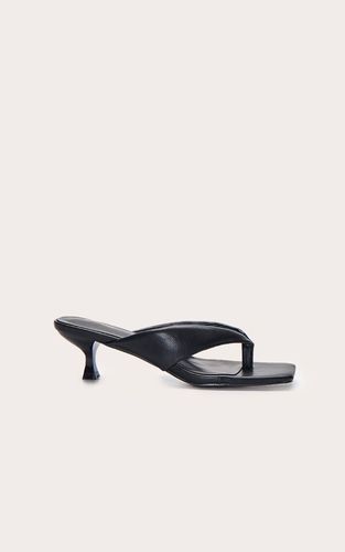 Black Mule À Bout Carré Avec Bride Entre Les Orteils En SYNTHÉTIQUE | Taille 36 - PrettyLittleThing - Modalova