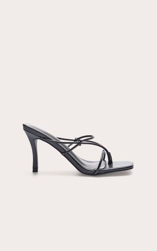 Black Mules À Talons Hauts En SYNTHÉTIQUE À Bout Carré Avec Lanière Nouée Entre Les Orteils | Taille 36 - PrettyLittleThing - Modalova