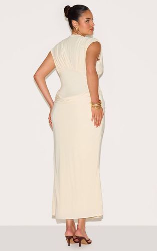 Cream Robe Longue Grande Taille Double Couche Décolleté Plongeant Épaules Froncées Taille Drapée | Taille 46 - PrettyLittleThing - Modalova