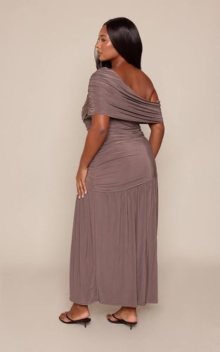 Robe Longue Grande Taille À Double Couche Slinky Bardot Froncée | Taille 44 - PrettyLittleThing - Modalova