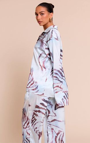White Chemise Surdimensionnée Satinée À Imprimé Avec Boutonnage | Taille 32 - PrettyLittleThing - Modalova