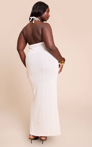 Cream Robe Longue Grande Taille Texturée À Col Licou Avec Liens | Taille 54 - PrettyLittleThing - Modalova