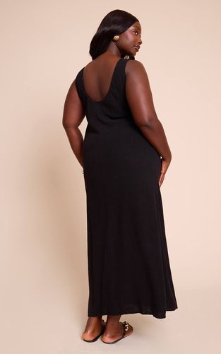 Black Robe Maxi Grande Taille À Col Bateau Et Dos Échancré Texturée | Taille 44 - PrettyLittleThing - Modalova