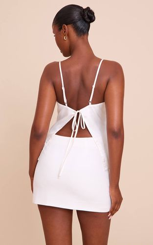 Cream Top En Satin À Dos Ouvert Avec Nœud | Taille 42 - PrettyLittleThing - Modalova