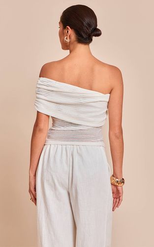 Cream Haut Bardot Asymétrique Petite Avec Détail Texturé Doré | Taille 34 - PrettyLittleThing - Modalova