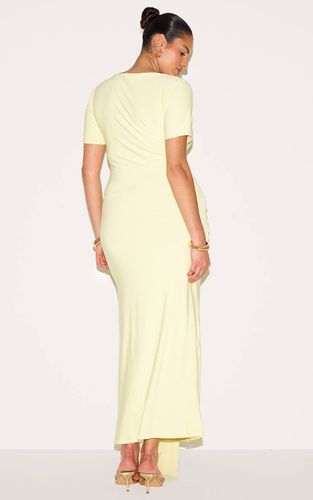 Butter Yellow Robe Longue Grande Taille Col Bateau Avec Détail Taille Cache-cœur | Taille 54 - PrettyLittleThing - Modalova