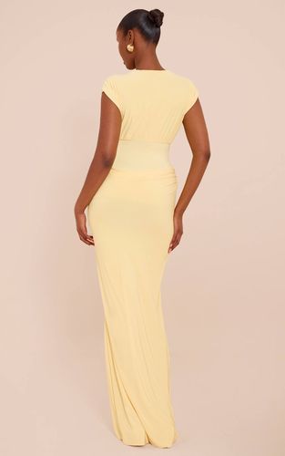 Lemon Robe Longue Drapée À Double Couche Avec Décolleté Plongeant Et Épaules Froncées | Taille 42 - PrettyLittleThing - Modalova