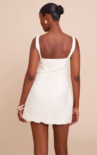 Cream Robe Trapèze Fluide À Imprimé Floral | Taille 32 - PrettyLittleThing - Modalova