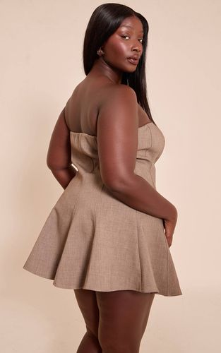 Robe Courte Droite À Bandeau Tissée Grande Taille | Taille 46 - PrettyLittleThing - Modalova