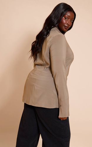 Brown Chemise Ajustée En Mousseline Grande Taille | Taille 44 - PrettyLittleThing - Modalova