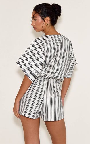 White Combinaison-short Rayée Tissée À Manches Papillon Avec Ceinture À Nouer | Taille 32 - PrettyLittleThing - Modalova