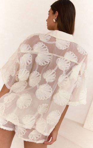 Cream Chemise Ample Transparente Tissée Brodée De Coquillages | Taille 42 - PrettyLittleThing - Modalova