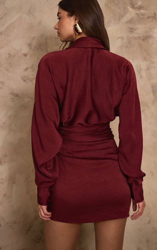 Dark Red Robe Courte Décolletée À Manches Longues En Satin Martelé Plt Label | Taille 38 - PrettyLittleThing - Modalova