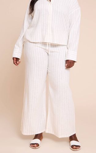 Cream Pantalon Décontracté À Fines Rayures Grande Taille | Taille 52 - PrettyLittleThing - Modalova