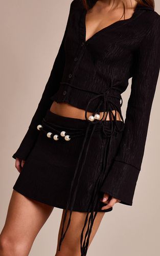 Black Ensemble Mini-jupe À Texture Plissée Avec Détails De Perles | Taille 42 - PrettyLittleThing - Modalova