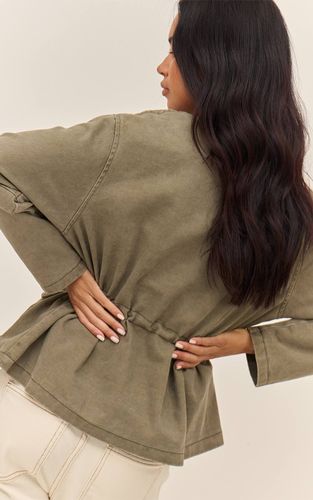 Olive Veste En Jean Cintrée À Col Rond Et Poches Sur Le Devant | Taille 44 - PrettyLittleThing - Modalova