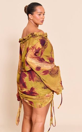 Olive Robe Courte Froncée À Volants Épaules Dénudées Imprimé Abstrait Shape | Taille 36 - PrettyLittleThing - Modalova