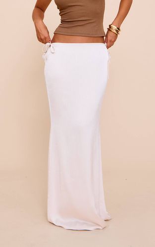 Cream Jupe Longue Satinée Texturée À Taille Basse Foncée | Taille 42 - PrettyLittleThing - Modalova
