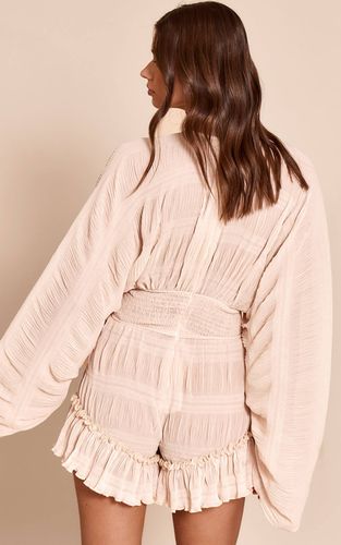 Cream Combi-short Texturé À Col V Et Volants | Taille 32 - PrettyLittleThing - Modalova