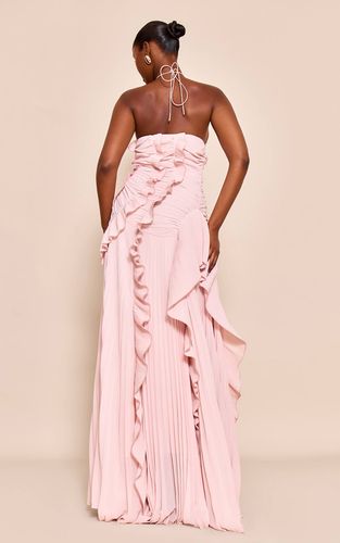 Blush Robe Longue Plissée À Volants Et Col Licou | Taille 32 - PrettyLittleThing - Modalova