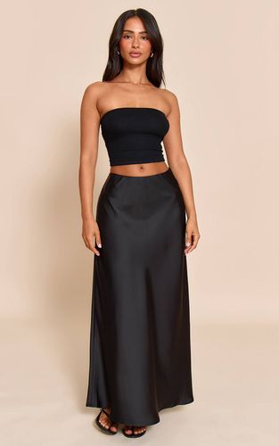 Black Jupe Longue Fluide En Satin Petite | Taille Large - PrettyLittleThing - Modalova