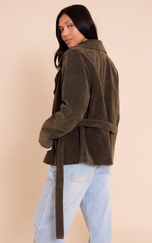 Khaki Veste Ceinturée En Synthétique Couleur Crème | Taille Large - PrettyLittleThing - Modalova