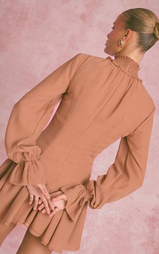 Peach Robe Droite À Ourlet Volant En Mousseline | Taille 42 - PrettyLittleThing - Modalova