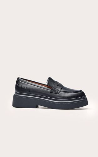 Black Mocassin Basique À Semelle Épaisse En Synthétiquecuir Coupe Large | Taille 36 - PrettyLittleThing - Modalova