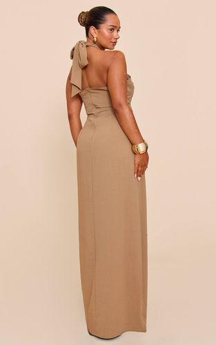 Khaki Robe Longue Dos-nu En Satin Martelé Avec Anneau Décoratif Shape | Taille 36 - PrettyLittleThing - Modalova