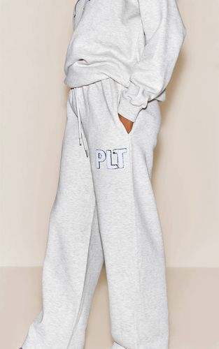 Ash Grey Jogging Large En Molleton Avec Appliqué PLT | Taille XL - PrettyLittleThing - Modalova