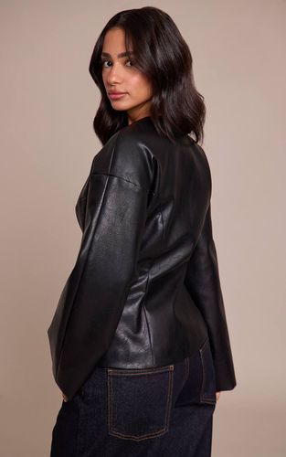 Black Blazer Petite Aspect Cuir Taille Cintrée | Taille 32 - PrettyLittleThing - Modalova