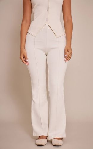 Cream Pantalon Évasé Petite Avec Détail De Couture Entrelacée | Taille XS - PrettyLittleThing - Modalova