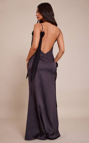 Multi Robe Longue Petite À Imprimé Floral En Satin Avec Col Bénitier Drapé | Taille 42 - PrettyLittleThing - Modalova