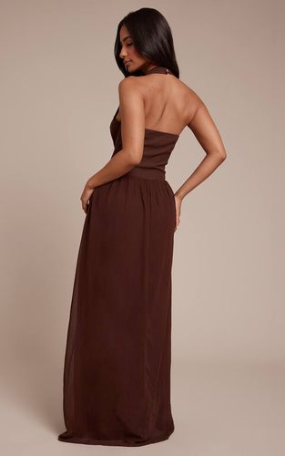Brown Robe Maxi Plissée À Col Licou Petite Taille | Taille 40 - PrettyLittleThing - Modalova