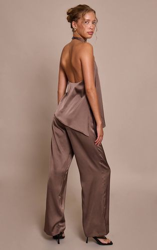 Brown Combinaison-pantalon Satinée Drapée À Col Licou Et Jambes Larges | Taille 42 - PrettyLittleThing - Modalova