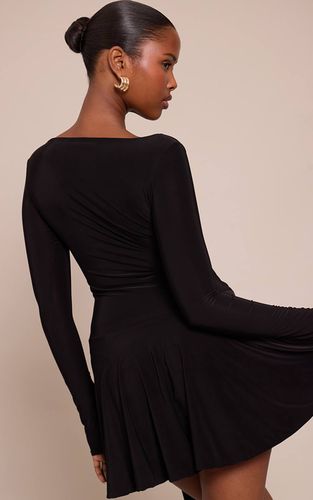 Black Robe Mini Droite En Tissu Soyeux Chocolat Avec Ceinture Décorative | Taille 32 - PrettyLittleThing - Modalova