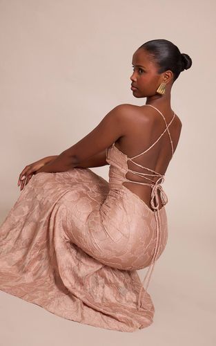 Robe Longue Texturée À Dos Lacé | Taille 42 - PrettyLittleThing - Modalova