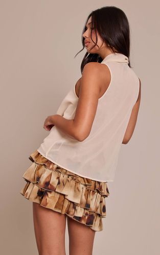 Cream Top Long En Mousseline Col Bénitier Extrême Avec Détail | Taille 32 - PrettyLittleThing - Modalova