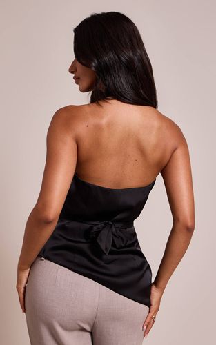 Black Haut Petite En Satin Froncé À Col Bénitier Avec Détail Noué | Taille 32 - PrettyLittleThing - Modalova