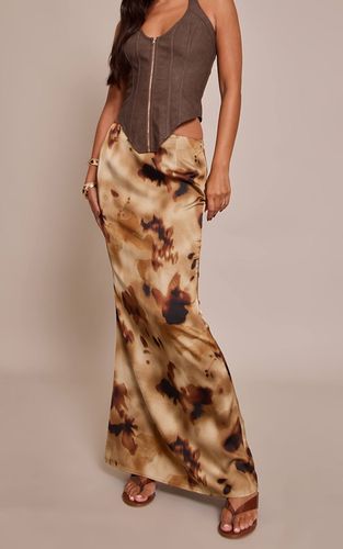 Brown Jupe Longue Satinée Taille Basse À Imprimé Abstrait Fleuri | Taille 32 - PrettyLittleThing - Modalova