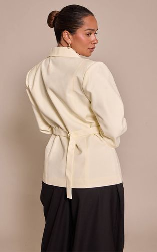 Cream Blazer Shape Taille Cintrée À Revers Retroussés | Taille 36 - PrettyLittleThing - Modalova