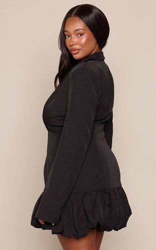 Black Robe Blazer Grande Taille À Décolleté Plongeant Et Ourlet Bouffant | Taille 44 - PrettyLittleThing - Modalova