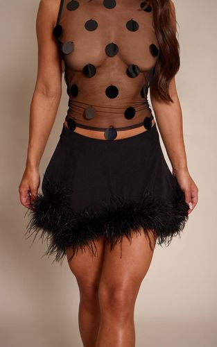 Black Mini-jupe Premium Tissée Évasée À Ourlet De Plumes | Taille 42 - PrettyLittleThing - Modalova
