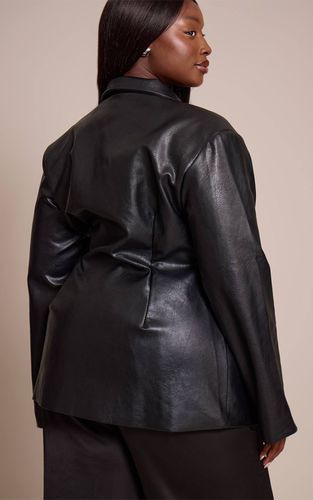 Black Blazer Grande Taille En Synthétique Avec Taille Cintrée | Taille 46 - PrettyLittleThing - Modalova