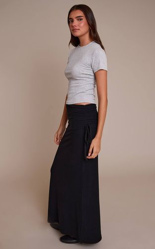 Black Jupe Longue Côtelée Brossée Avec Détail Froncé | Taille 42 - PrettyLittleThing - Modalova
