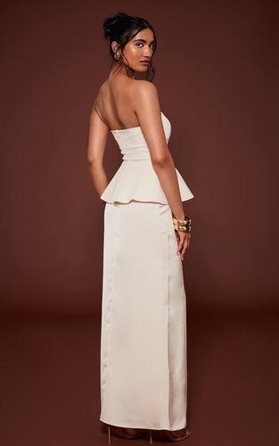 Cream Robe Longue Cintrée À Basque | Taille 42 - PrettyLittleThing - Modalova