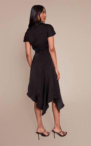 Black Robe Mi-longue En Satin Drapé À Ourlet Mouchoir Asymétrique | Taille 32 - PrettyLittleThing - Modalova